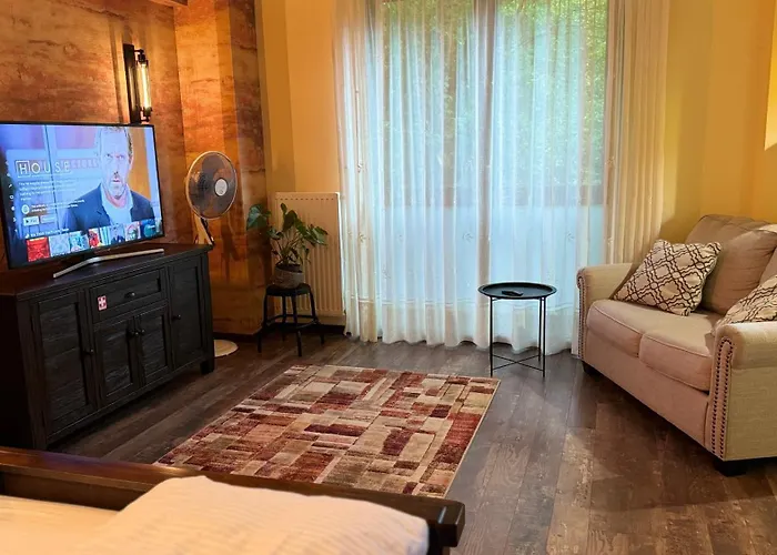 Xili'S Central , Netflix & Free Parking